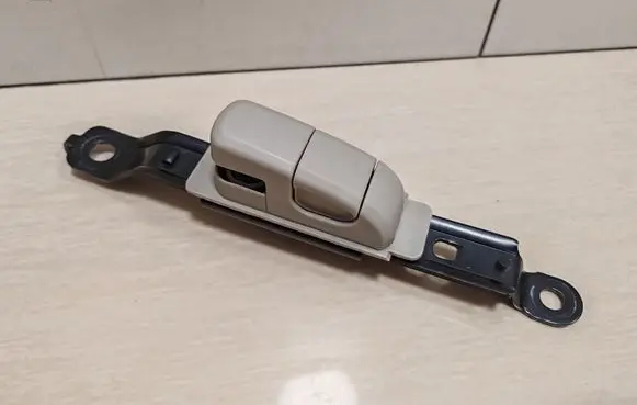 Nissan Note (E11) Seat belt adjustment rail F4205 K6704