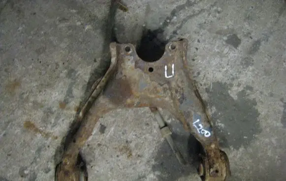 Mitsubishi L200 Front lower control arm/wishbone 4010A014