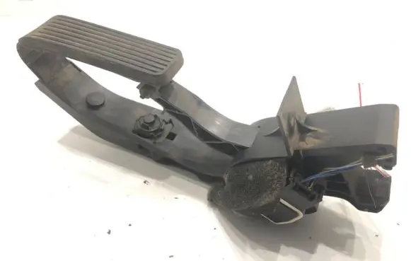 Accelerator throttle pedal
