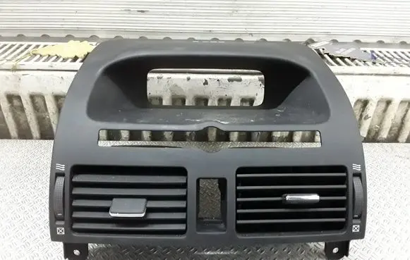 Toyota Avensis T250 Dash center air vent grill
