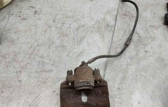 Volkswagen Jetta VI Front brake caliper