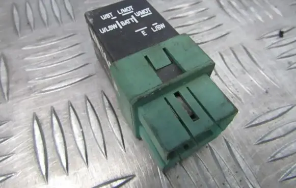 Mitsubishi Carisma Other relay mr228120