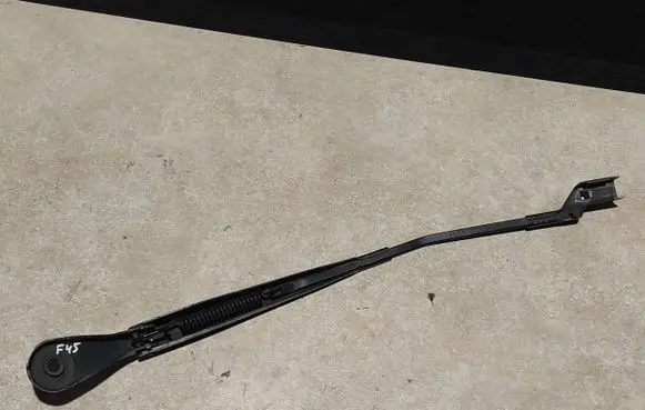 Front wiper blade arm