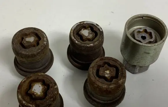 Toyota RAV 4 (XA30) Anti-theft wheel nuts and lock 