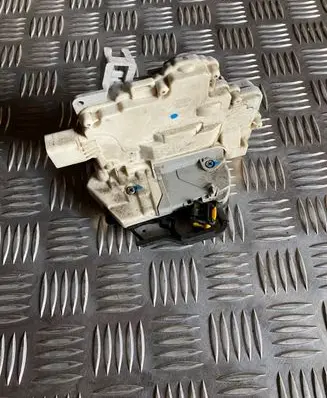 Audi A4 S4 B7 8E 8H Front door lock 8E2837015AA