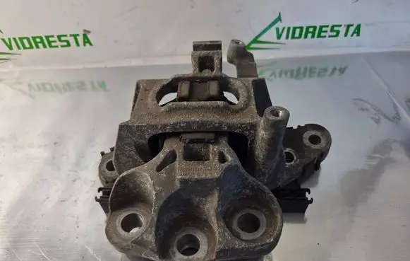 Engine mount bracket