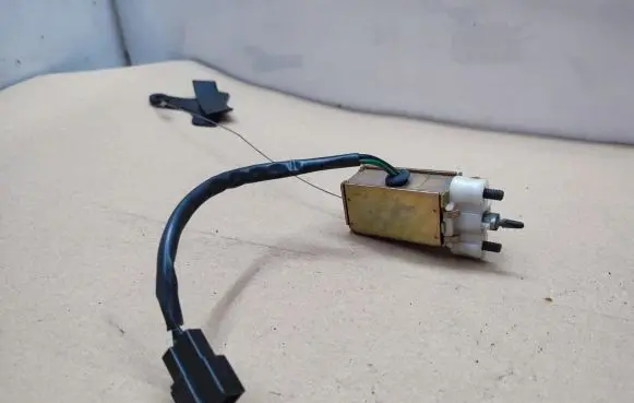 Fuel tank cap lock