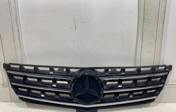 Mercedes-Benz R W251 Front bumper upper radiator grill A0008880060