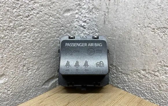 Volkswagen PASSAT CC Passenger airbag on/off switch 489168