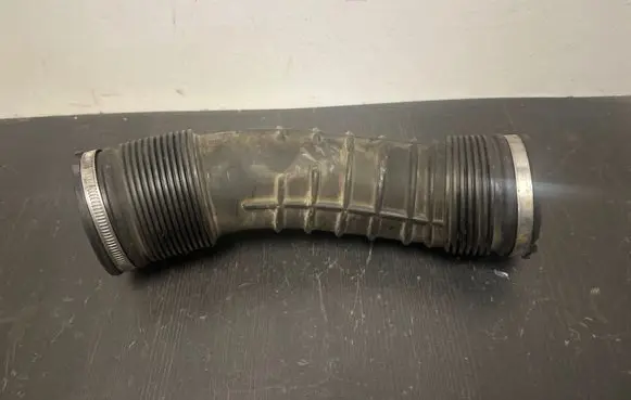 Volvo V70 Air intake hose/pipe 6898050