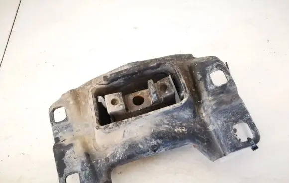 Volvo V50 Engine mount bracket 3m517m121ae 3m51-7m121-ae