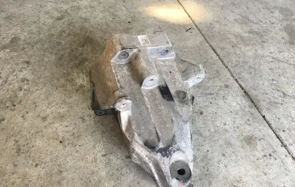 Mercedes-Benz SLK R172 Engine mounting bracket A6512234004