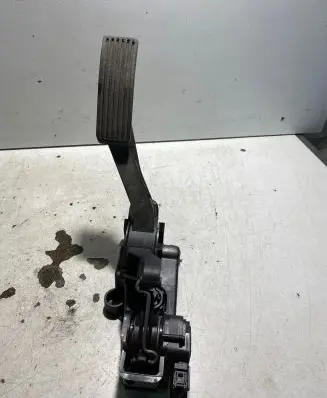 Mercedes-Benz A W169 Accelerator throttle pedal 91754020 PA66GF30