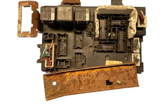 Nissan Terrano Fuse module 285519F905 285519F 5WK48540