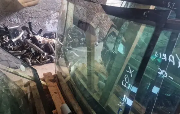 Volkswagen Fox Front windscreen/windshield window 