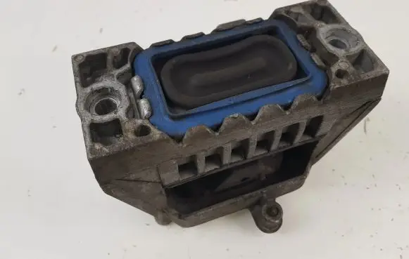Volkswagen PASSAT B6 Engine mount bracket 1K0199262