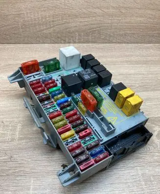 Opel Zafira A Fuse module 90589965