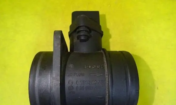 Skoda Octavia Mk2 (1Z) Mass air flow meter 038906461B 0281002531