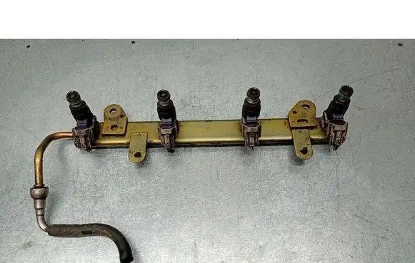Nissan X-Trail T30 Fuel injector supply line/pipe 
