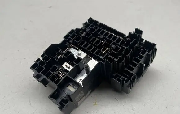 Audi A3 8Y Rear glass lock/latch Q268 5WA937125B