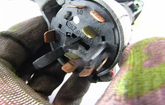 Volkswagen PASSAT B5 Ignition lock 4B0905851A