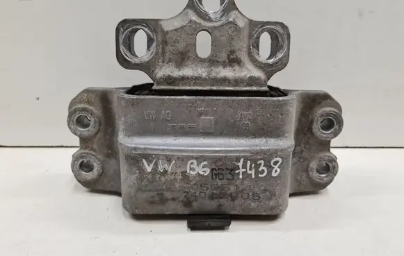 Volkswagen PASSAT B6 Engine mount bracket 3C0199555