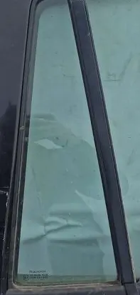 Mazda 2 Rear vent window glass Juoda