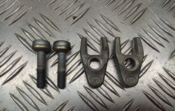 Suzuki Grand Vitara II Fuel Injector clamp holder 