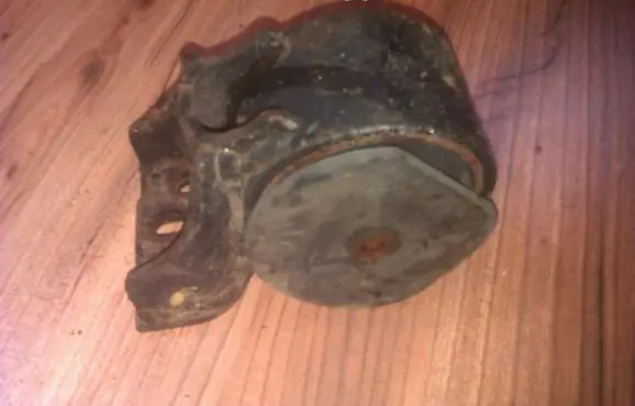 Suzuki Baleno EG Engine mount bracket