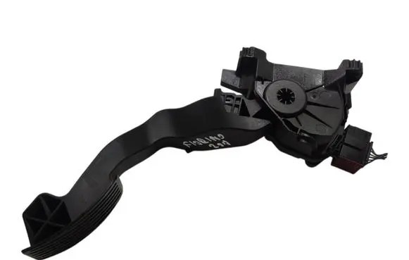 Accelerator throttle pedal