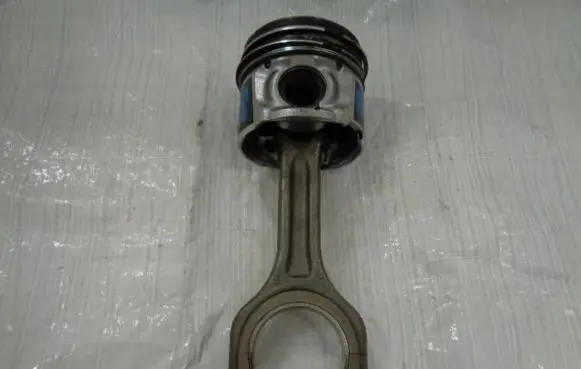 Citroen Berlingo Piston with connecting rod 619