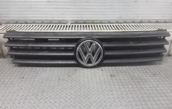 Volkswagen PASSAT B4 Front bumper upper radiator grill 3A0853653B