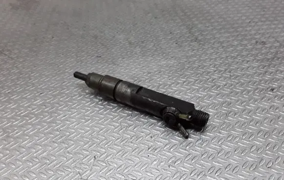 Audi A6 S6 C4 4A Fuel injector 046130201E