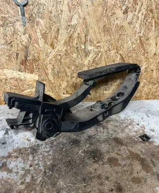 Accelerator throttle pedal