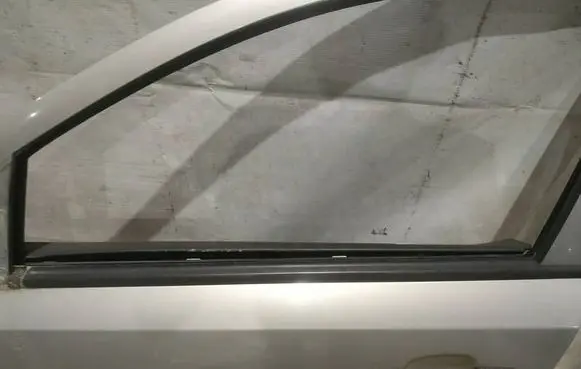 Opel Astra H Front door glass trim molding