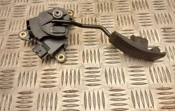 Nissan Qashqai Accelerator throttle pedal