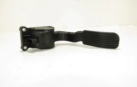 Accelerator throttle pedal