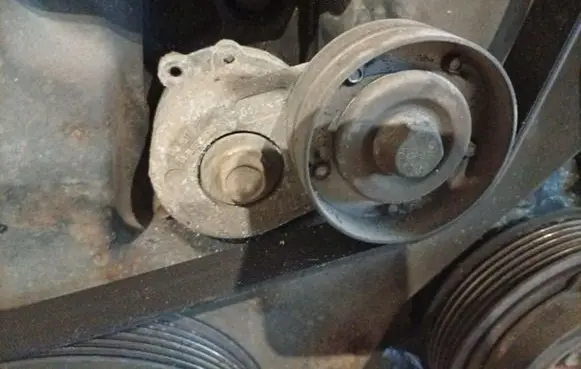 Chrysler Grand Voyager IV Generator/alternator belt tensioner