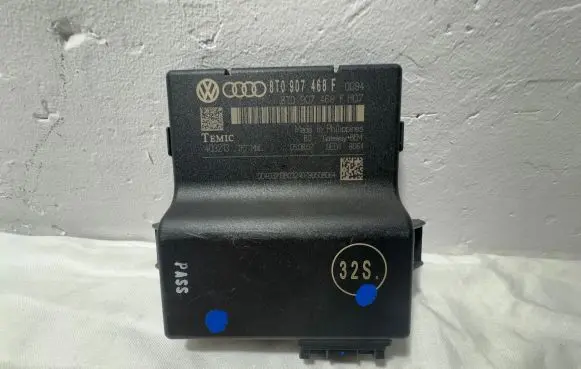 Audi A5 8T 8F Gateway control module 8T0907468F