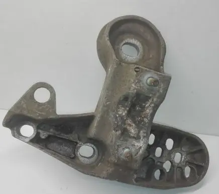 Audi A6 S6 C5 4B Engine mounting bracket 8E0199351A