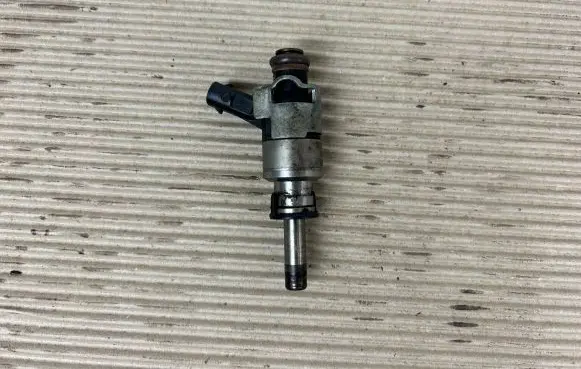Audi A6 S6 C7 4G Fuel injector 104390520