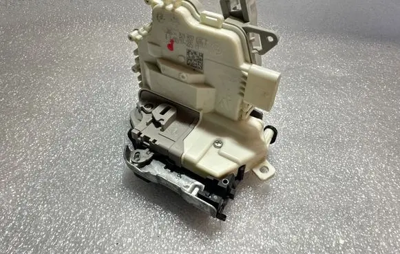 Audi Q7 4L Front door lock 8J1837016F