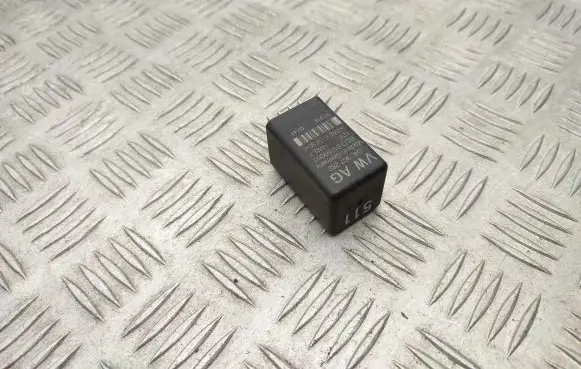 Volkswagen Sharan Glow plug pre-heat relay 04L907282