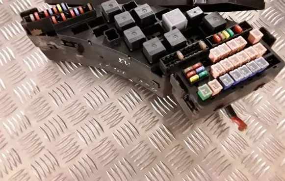 Jaguar S-Type Fuse module 2R8T14A067CA