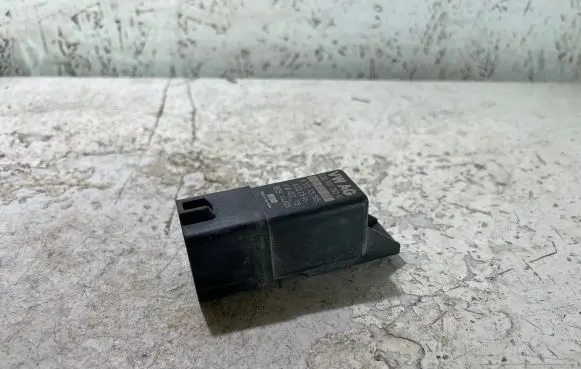 Volkswagen Golf V Glow plug pre-heat relay 03G907282A 0522120505 6002546