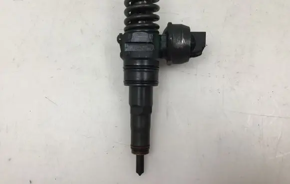 Volkswagen Golf V Fuel injector 038130073AG