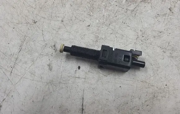 Audi A4 S4 B5 8D Clutch pedal sensor 811907343