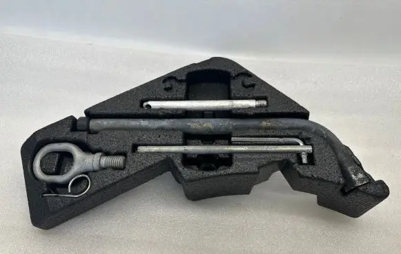 Volkswagen Touareg I Tool set 7L0012113