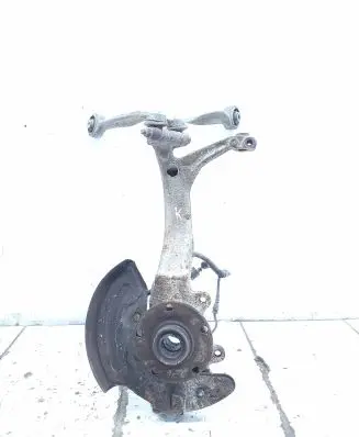 Volkswagen PASSAT B5 Front wheel hub spindle knuckle 8D0407257AE
