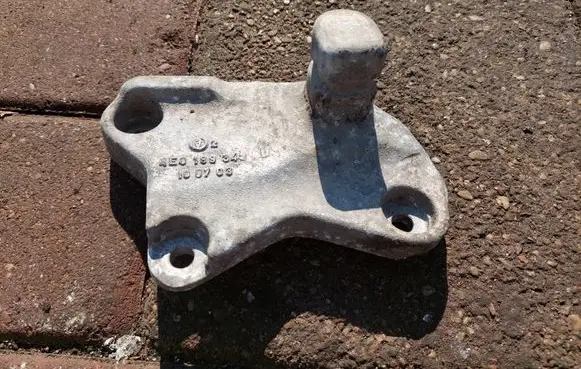 Audi A8 S8 D3 4E Engine mounting bracket 4E0199343